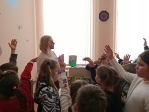 Read more about the article Литературно-игровые минутки «Шла вчера я по Садовой»