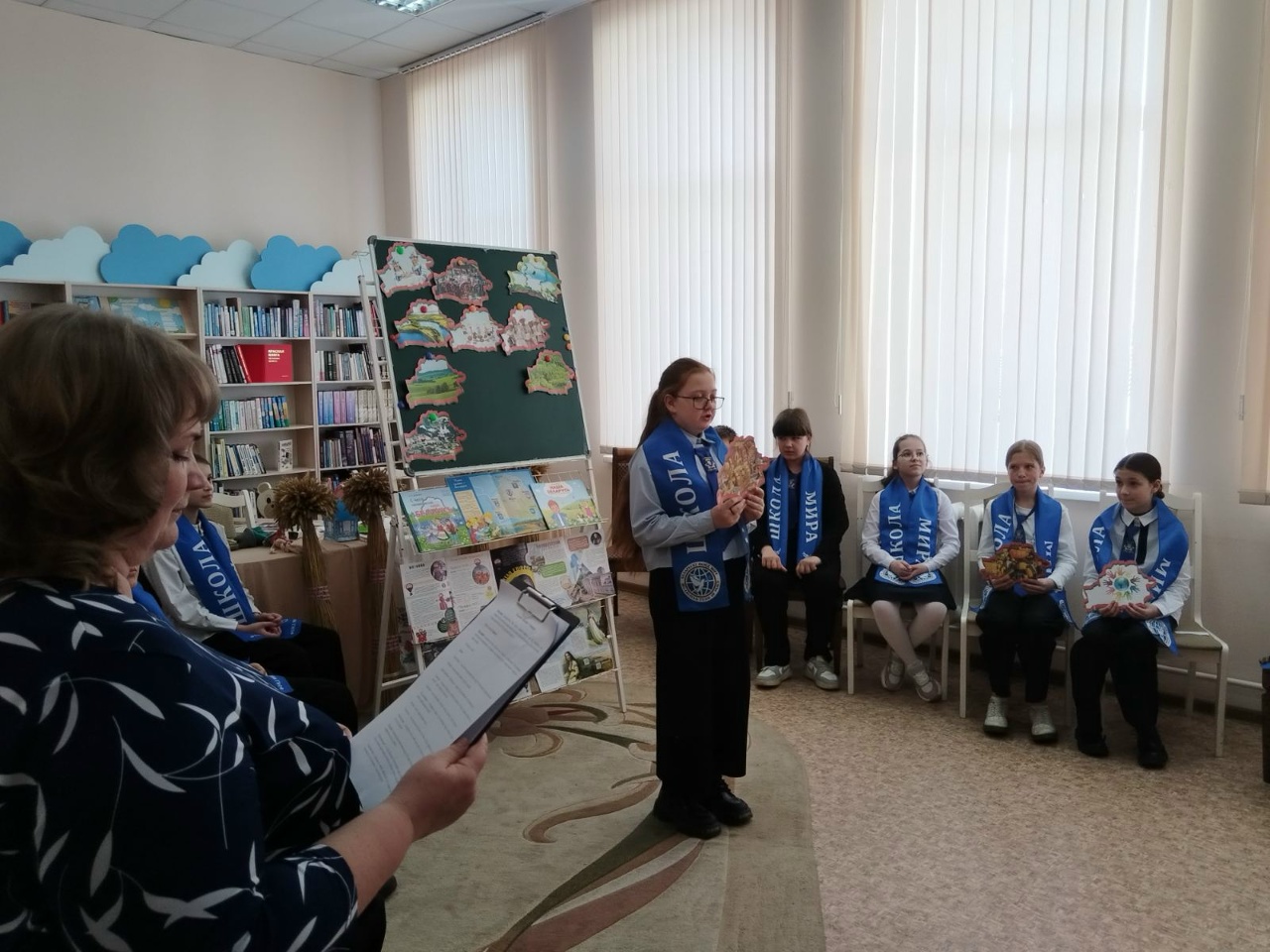 Read more about the article Мост дружбы через книгу и традиции: Рогачёв и Сланцы подарили друг другу тепло своих культур