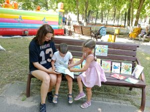 Read more about the article Библиодосуг в парке «Почитаем, отдохнём – время с пользой поведём»